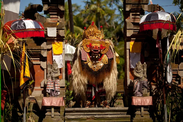 BALI, INDONESIA  APRIL 9: Balinese actors during a classic national Balinese dance formal wear on April 9, 2012 on Bali, Indonesia. formal wear is very popular cultural show on Bali. — Stock Photo, Image